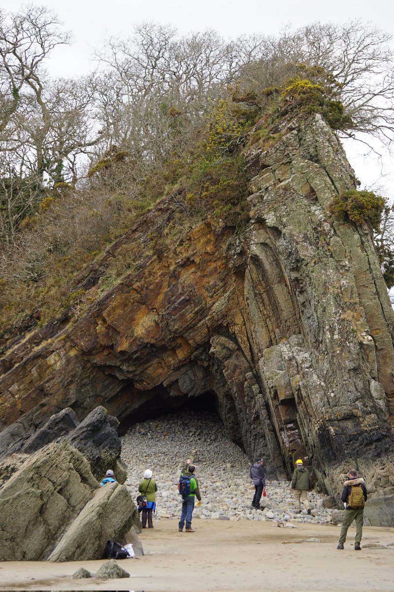 The Lady's Cave #Anticline in #Pembrokeshire #Wales
Formed during the #Variscan Orogeny at the end of the #Carboniferous around 290 Million Years ago. It is a classic example of a Chevron Fold with a sharp hinge and straight limbs.
#geology #folding
instagram.com/p/Cr_AVTatULQ/…