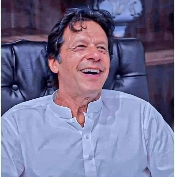 tbaqir's tweet photo. عربی کہاوت ہے اونٹ بیٹھ بھی جائے تو کتوں سے اونچا ہی رہتا ہے✌️
#نکلو_خان_کی_زندگی_بچاوء #قوم_کا_ہیرو_عمران_خان #imran_Khan #FreeImranKhan #ReleaseImranKhan #ImranKhanArrested #IMRANKHAN #Pakistan https://t.co/bM8QbjuNoi