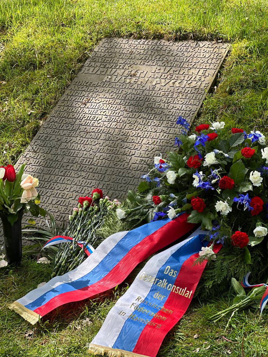 9 мая 2023 года сотрудники также возложили венок у мемориального комплекса на кладбище Остерхольц города Бремена, куда и были перенесены останки военнопленных c «Русского кладбища» в районе Ослебсхаузен
#ДеньПобеды78  #Победа78