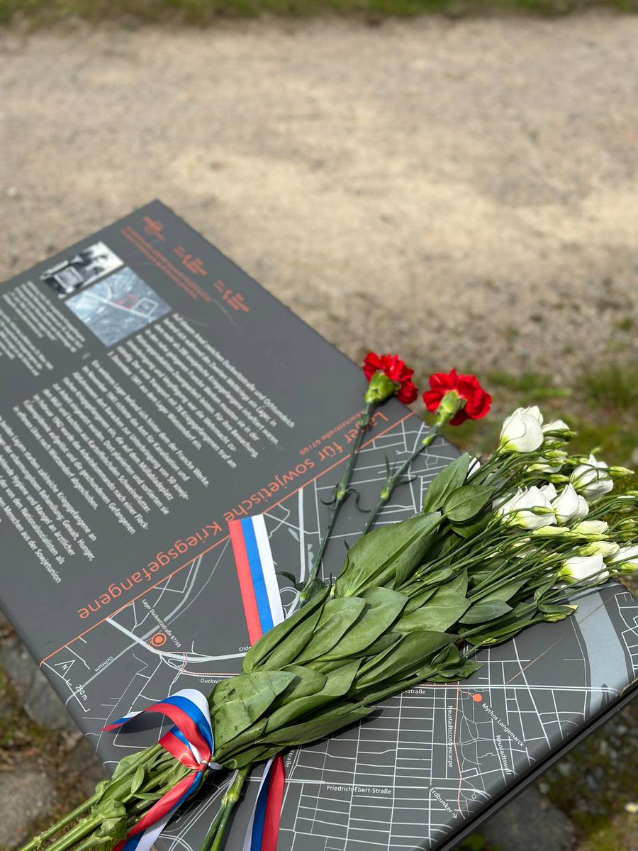 9 мая представители Генерального консульства России в Гамбурге почтили память погибших советских военнопленных, возложив букет гвоздик с ленточкой российского триколора у мемориальной плиты в районе улицы Дуквицштрассе в городе Бремен
#ДеньПобеды78  #Победа78
