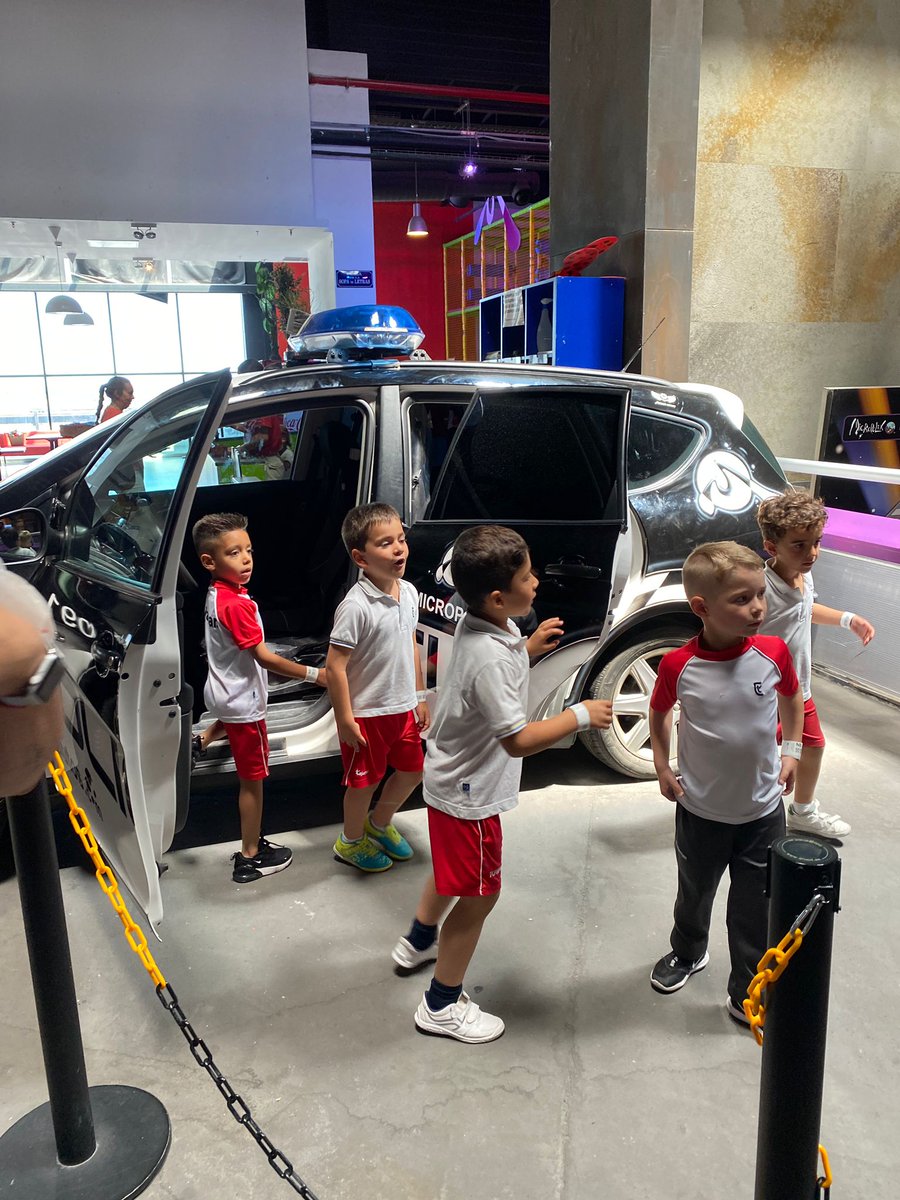 InfantilTajamar's tweet photo. Hoy hemos visitado @micropolix 🏙️
¿Sabes cómo funciona una ciudad? 🚔🚒
¿Cuáles son las profesiones de sus habitantes?
👨⚕️ 👷🧑✈️
Todo esto y mucho más han aprendido nuestros alumnos de #3ºInfantil. 😉
#ProyectoABP #VivenciarLoAprendido https://t.co/T2szx7G167