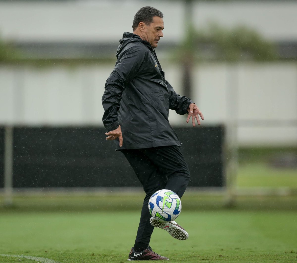 Muito agradecido pelas inúmeras mensagens de aniversário que tenho recebido. Esse apoio e carinho fazem com que eu me sinta abençoado e motivado a continuar celebrando e fomentando o amor pelo esporte que nos une! ❤️⚽️