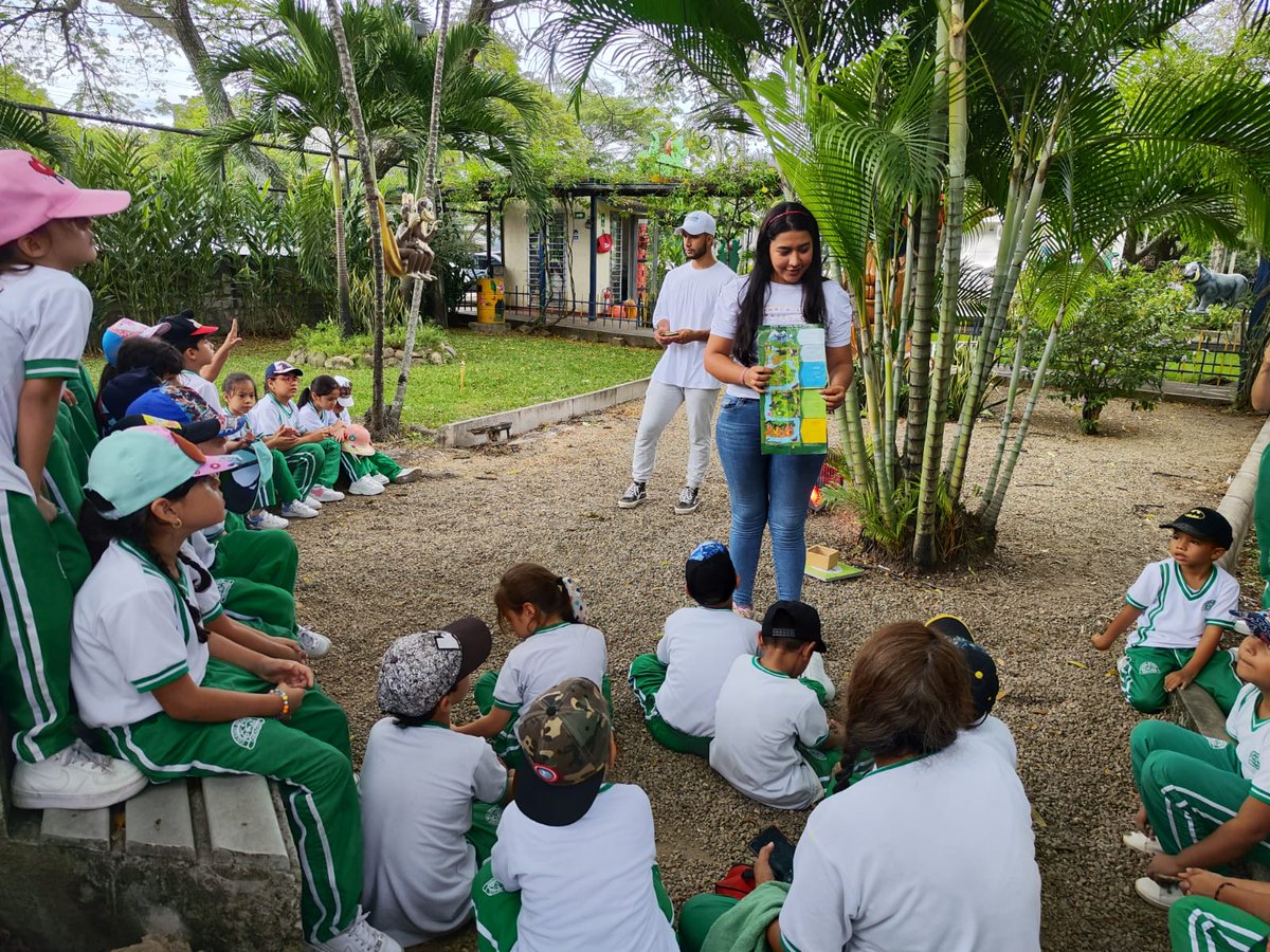 CAMHUILA's tweet photo. #FelizMiércoles ⛅ | Compartimos conocimientos con los estudiantes del colegio Infantil Creación Jugando y Aprendiendo quienes en nuestro Sendero de Interpretación Ambiental del Alto Magdalena #SendiCAM🚶♀️🚶,identificaron los ecosistemas que existen en el #Huila 🦜💚♻️. https://t.co/82NdJdHCXs