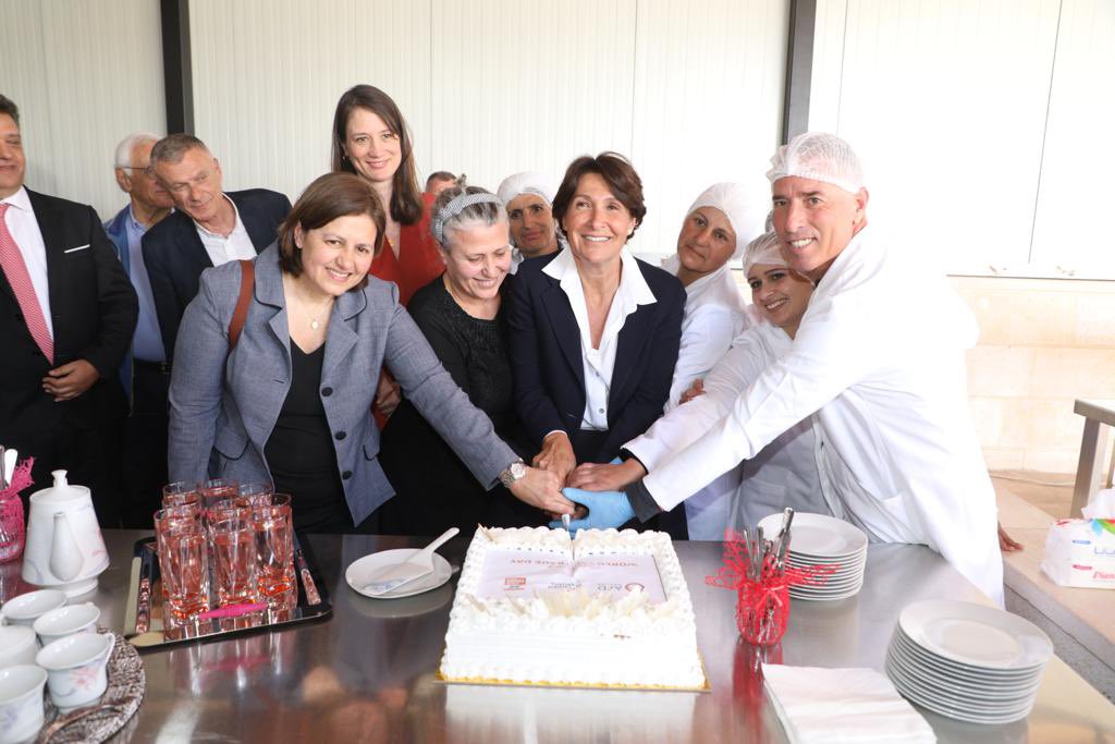 Agence Française de Développement au Moyen-Orient (@afd_mideast) on Twitter photo #Liban 🇱🇧 | A l’occasion de la semaine du commerce #équitable, le groupe <a href="/AFD_France/">Agence Française de #Développement (AFD) 🇫🇷 🇪🇺</a> a célébré ajd son partenariat 🤝 avec <a href="/FairTradeLeb/">Fair Trade Lebanon</a> en faveur des coopératives et des producteurs.rices agricoles👩🏻🌾👨🏻🌾 libanais en présence de @grillo_anne.
#FranceLibanEnsemble 🇫🇷🇱🇧 #Liban 🇱🇧 | A l’occasion de la semaine du commerce #équitable, le groupe <a href="/AFD_France/">Agence Française de #Développement (AFD) 🇫🇷 🇪🇺</a> a célébré ajd son partenariat 🤝 avec <a href="/FairTradeLeb/">Fair Trade Lebanon</a> en faveur des coopératives et des producteurs.rices agricoles👩🏻🌾👨🏻🌾 libanais en présence de @grillo_anne.
#FranceLibanEnsemble 🇫🇷🇱🇧