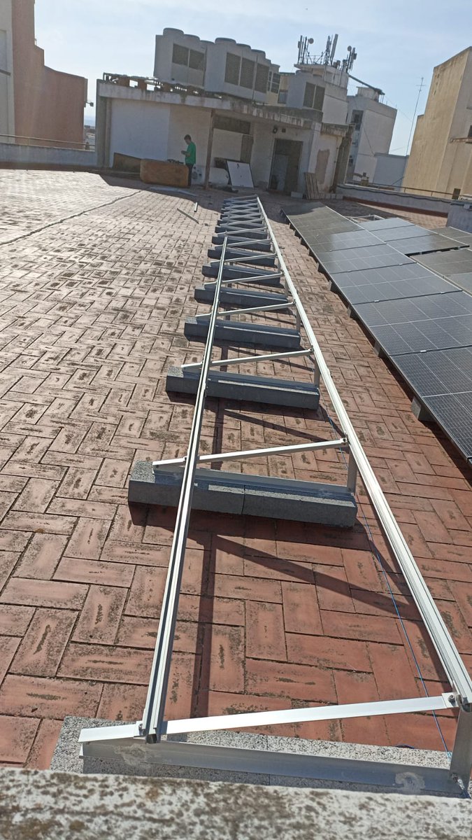 reledsa's tweet photo. Ya tenemos todo listo para empezar a montar las placas de @TrinaSolar_EU  , así que al lío.

#placassolares #ahorro #sol #trinasolar #reledsa https://t.co/Uu1p7H8zSQ