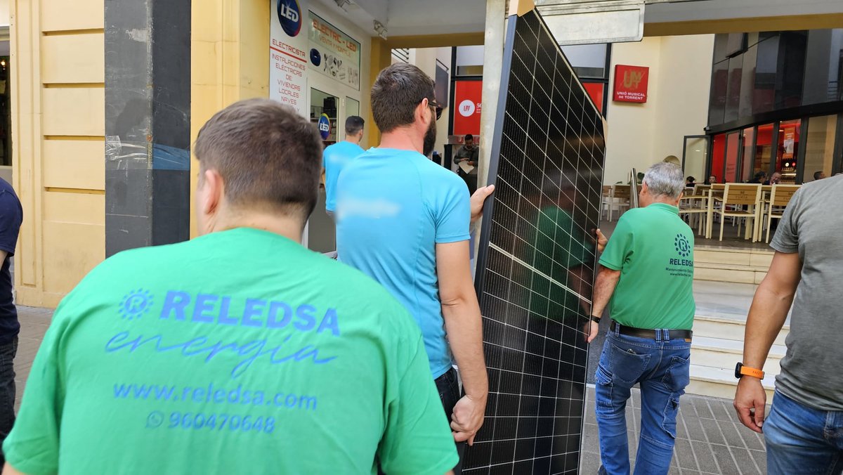 reledsa's tweet photo. Ya tenemos todo listo para empezar a montar las placas de @TrinaSolar_EU  , así que al lío.

#placassolares #ahorro #sol #trinasolar #reledsa https://t.co/Uu1p7H8zSQ