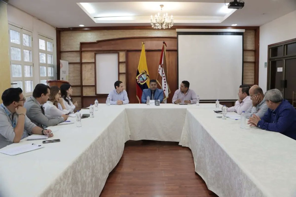 GoberManabi's tweet photo. Representantes de la empresa española Solarpack, visitaron al Gobernador #HernánBarreiro para presentarle el proyecto fotovoltaico “El Aromo”, planta de generación de energía limpia que implantarán en Manabí, con una inversión de $150 millones de dólares. 1/2 https://t.co/0NhHSvXh3B