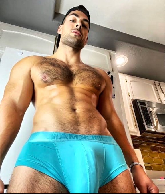 Your point of view when you tie your shoelaces 🙄😏 https://t.co/MebWdUN6of