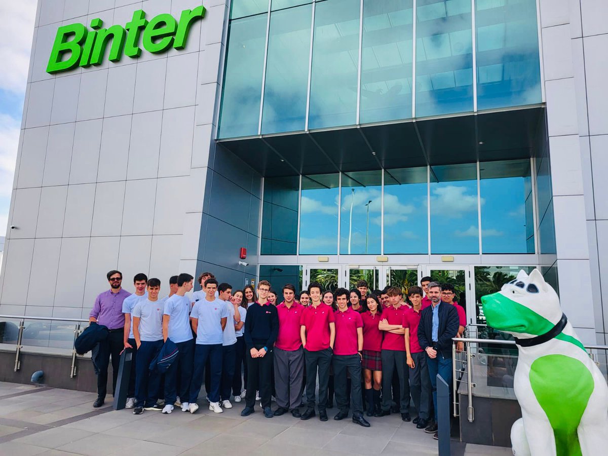 Atlantic_School's tweet photo. Emocionado llega de @BinterCanarias un grupo de alumnos de 4ESO y 1BACH que ha tenido la suerte de conocer sus instalaciones y de descubrir cada departamento y las distintas gestiones que se realizan a diario, además de conectar #Canarias con el 🌍 ¡Gracias! @BinterCanarias 🛫♥️ https://t.co/0ABpf5FgMi