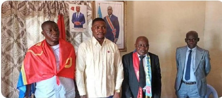 joel_lisomba's tweet photo. #Actualité politique à l'Équateur : après avoir être séduit de la bonne politique de Jean Lucien BUSSA, le bâtonnier du barreau de #MBKA Me Philippe BOSEMBE à rejoint officiellement le parti #CDER ce mercredi 10 MAI 2023. @WillyBussa1 @NyubaParfait @calvin_dase9 @TinaSalama2 https://t.co/eHwP4XOu0U