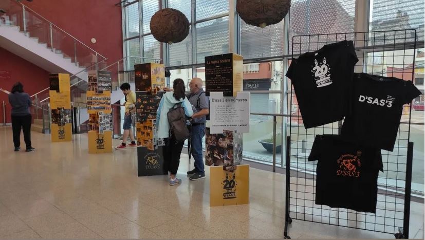 A  partir d'avui trobareu al vestíbul del Teatre Municipal Cooperativa un  recorregut  en imatges dels nostres 20 anys. Esperem que gaudiu visitant  l'exposició tant com nosaltres ho hem fet preparant-la 🎭❤️

#teatre #exposiciófotogràfica #20anys