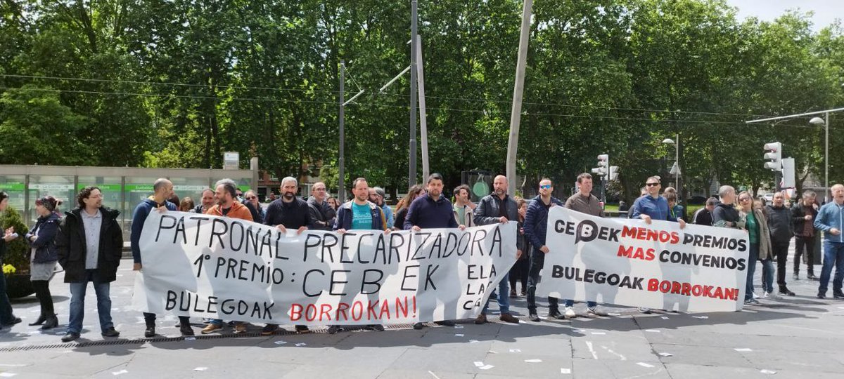 LabPanda's tweet image. Gaur,Bizkaiko bulegoetako langileok Euskalduna aurrean gaude. Bertan ospatzen ari diren 2023ko @Cebek_  sarien pantomima salatzeko. Patronal bera delako Bizkaiko Bulegoetako Hitzarmenaren negoziazioan dagoen blokeoaren erruduna.
CEBEK, SARI GUTXIAGO ETA HITZARMEN GEHIAGO