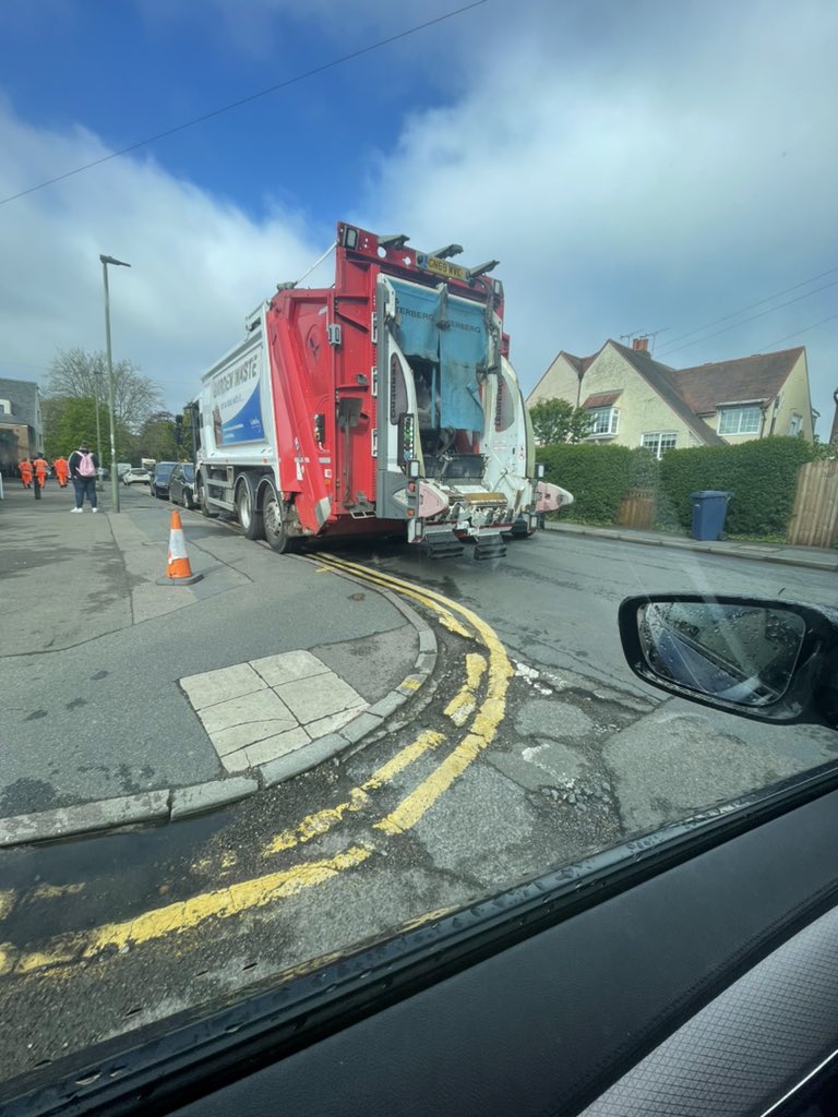 liveplasticfre1's tweet photo. @YPLAC @FarnhamOfficial @WaverleyBeat @WaverleyBC Even the bin men are at it. Outside Tesco on Ridgeway. Parking is usually atrocious, just like this! Makes turning left impossible in rush hour. https://t.co/EduMgLWKN1