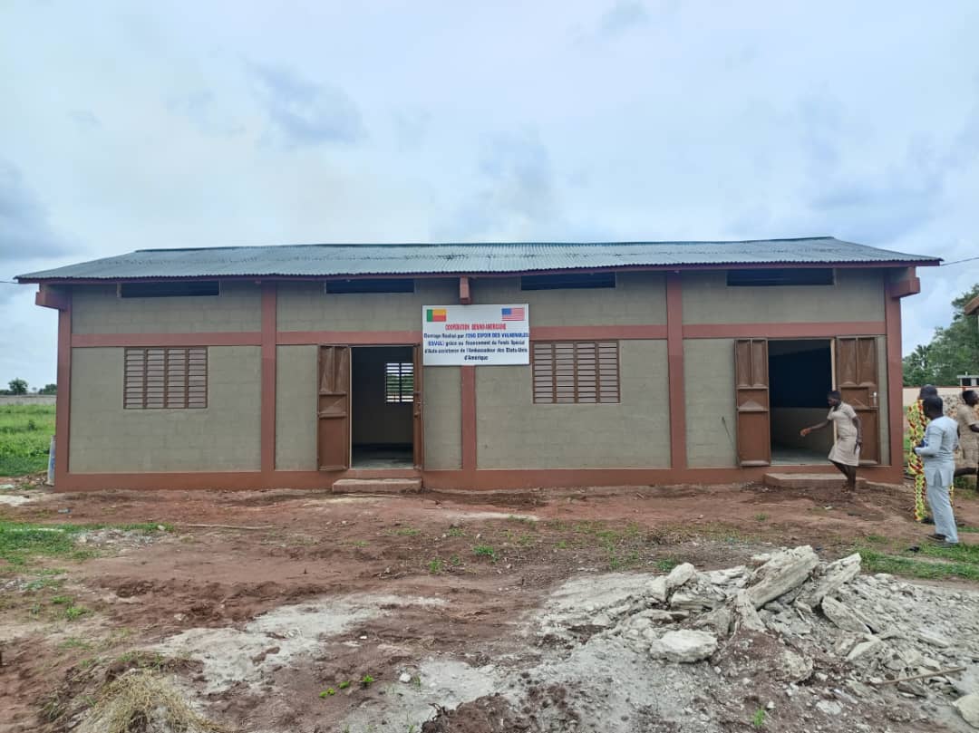 ESVUL_ONG's tweet photo. VISITE DE L’ETAT D’AVANCEMENT DES TRAVAUX DE #CONSTRUCTION DE SALLES DE CLASSE AU CEG #TORI_BOSSITO CENTRE ce 24/04/2023 par une délégation d'#ESVUL_ONG et un Représentant de l’Ambassade des USA. Tout ceci grâce au financement de l'#AmbassadedesUSA
#waxexo
#BeninSecondaire https://t.co/PyMwQgKAI9