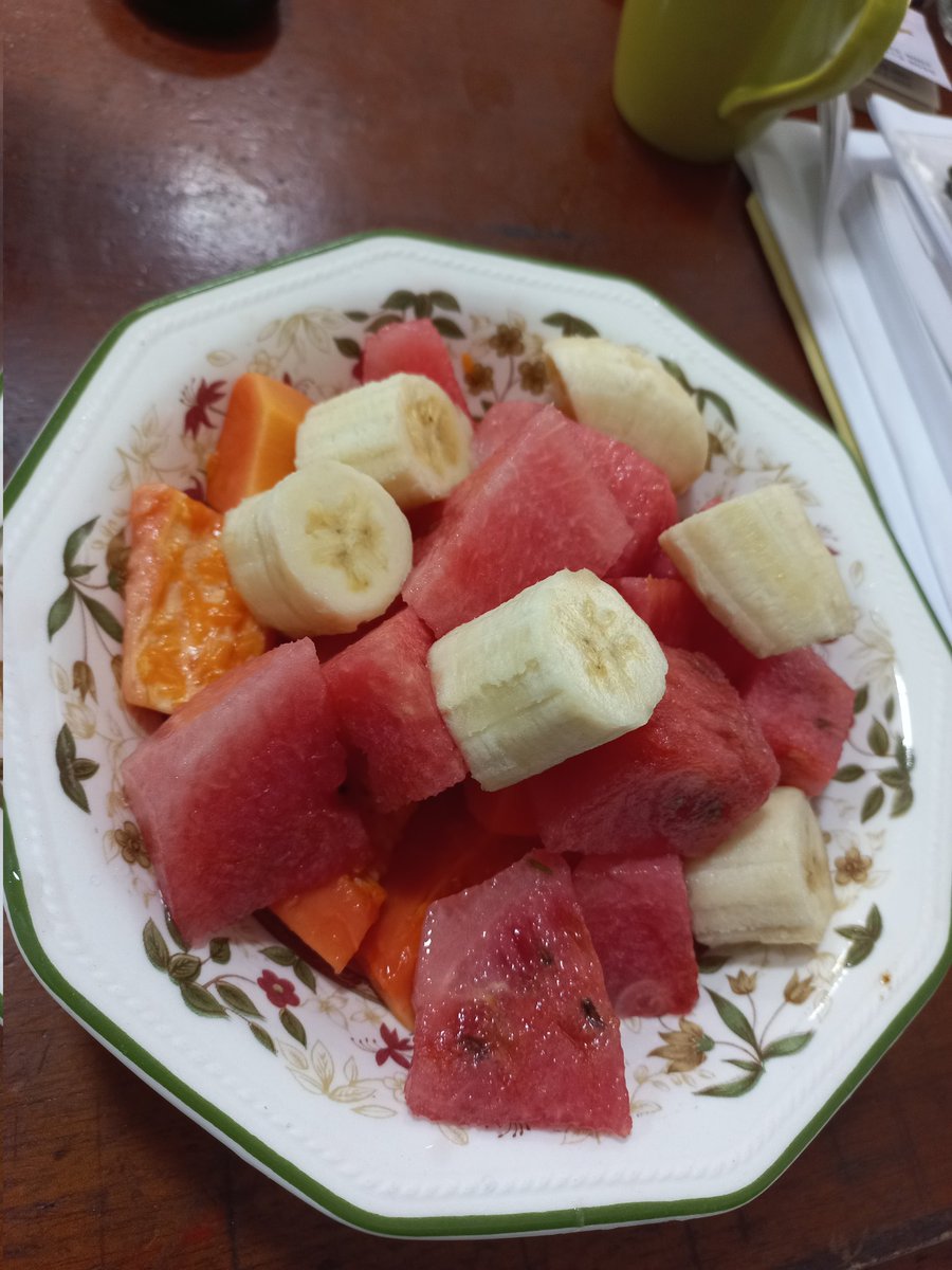 Adnilselarom's tweet photo. La fruta no es un veneno, tu cuerpo te agradecerá consumirla. 
#NoComaCuentoComaFruta 🍌🍍🍉🍈 https://t.co/PngRE91jGo