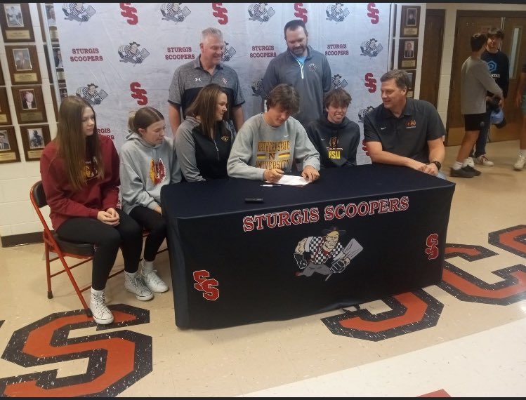 CoachBuus's tweet photo. Congrats to these guys on signing their NLI’s yesterday! Congrats to their families and coaches as well, it is always a team effort to help these athletes get to the high points! https://t.co/sczQmLVFnu