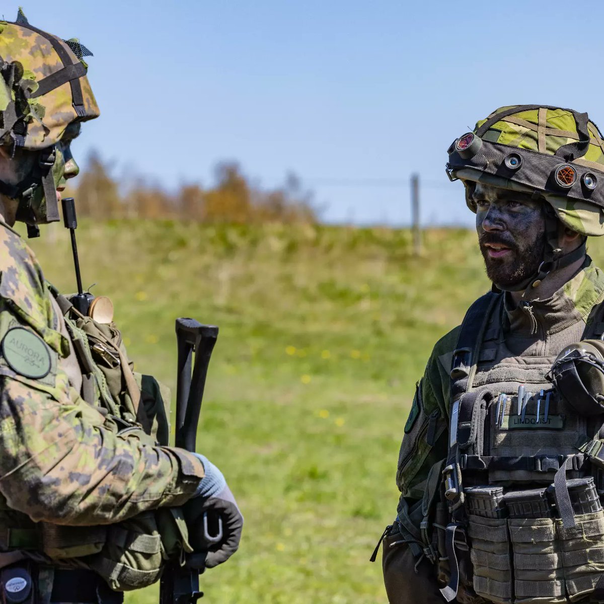 Maavoimat's tweet photo. International exercise develops soldiers’ competence on both individual and force level. #Aurora23 has built up experience in troop transfers, providing international assistance, and coordinating operating with 🇸🇪 and 🇬🇧. #maavoimat #together @Forsvarsmakten
@Army1MERCIAN https://t.co/OIBXk02RIo