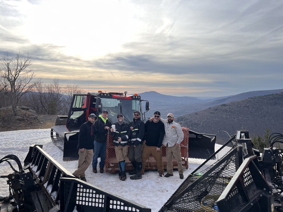 UPSTATEADVEN's tweet photo. #RT @huntermtn: We're back with another mountain maintenance update! Here's a few projects on our list related to snowmaking.

❄️ Installing new automated SMI fan guns up on the hill in strategic locations
❄️ Adding 7 new HKD guns
❄️ Electrical upgrades … https://t.co/EtNLPlLrgL