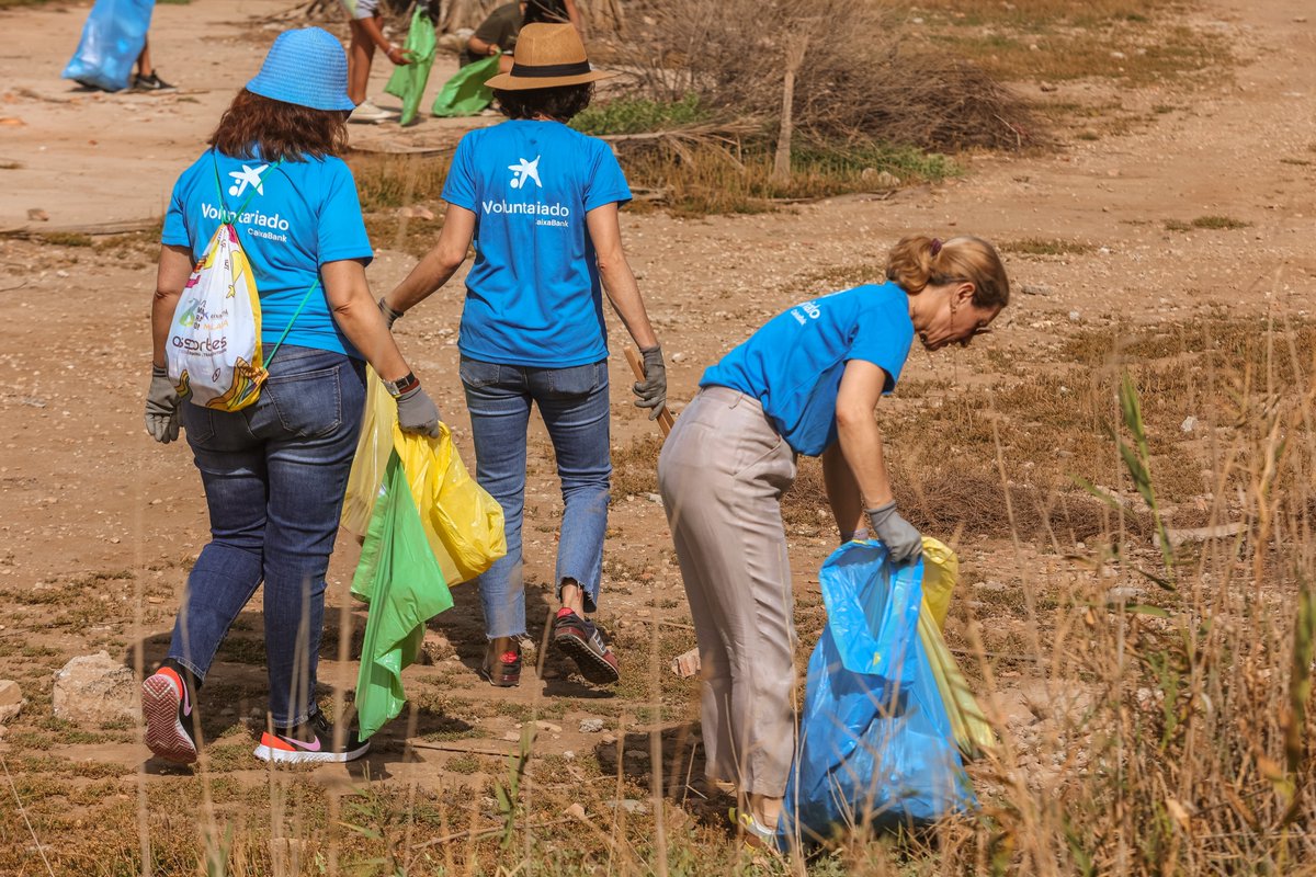 En este #MesSocial nuestros #Voluntarios están llevando a cabo diferentes actividades en las que el medio ambiente está siendo el protagonista. 🌍

Limpiamos las playas 🏖 en diferentes puntos de Andalucía retirando los residuos.

#VoluntariadoCaixaBank #CABKAcciónSocial