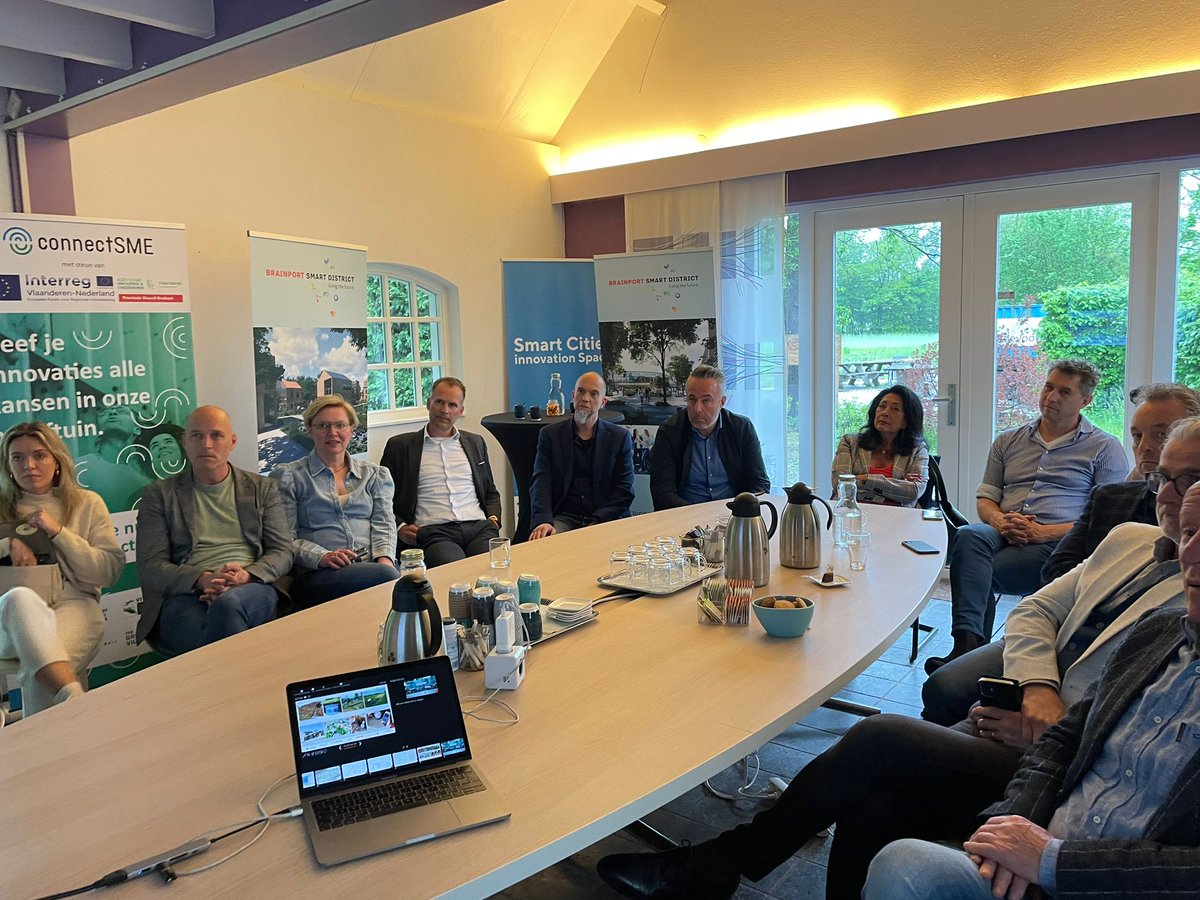 Gisteren kregen wij bezoek van de Lighthouse Club Peel-Maasvallei. Collega Thijs Nooijen vertelde alles over het circulaire watersysteem dat gerealiseerd gaat worden. Na afloop is het gezelschap, wel zo passend, het regenachtige gebied ingelopen om de wijk met eigen ogen te zien.