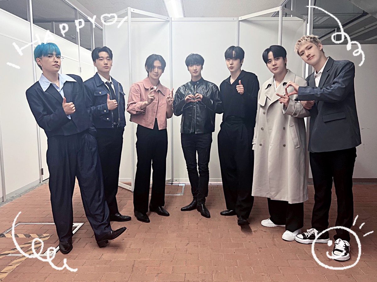 230509
最後はジョンホとカードお渡し会。ジョンホが初めて名前呼んでくれて舞い上がったよね🤩そして緊張して全部日本語で喋ってた😭伝わったかなー😭ジョンホ背が高くてガッシリしてて顔ちっちゃくてめっちゃかわいかった🫰🏻💗優しかった☺️