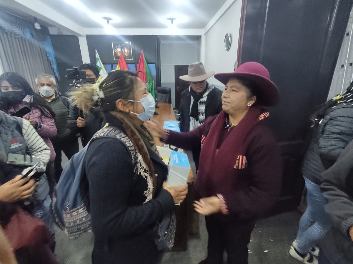 FabiolaConcejal's tweet photo. Este 10 de mayo día del periodista boliviano, quiero felicitar  por el trabajo que realizan con pasión, convicción  y entrega, por estar siempre al lado del pueblo, informando con la verdad, FELIZ DÌA DEL PERIODISTA

#DíaDelPeriodista 
#FabiolaFuruyaConcejal 
#COPLADED https://t.co/aeXFElik2u