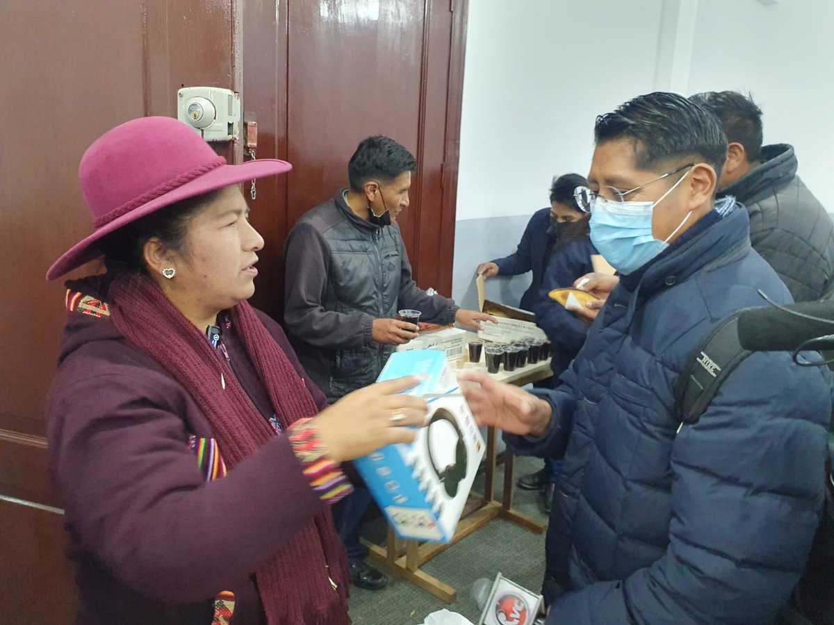 FabiolaConcejal's tweet photo. Este 10 de mayo día del periodista boliviano, quiero felicitar  por el trabajo que realizan con pasión, convicción  y entrega, por estar siempre al lado del pueblo, informando con la verdad, FELIZ DÌA DEL PERIODISTA

#DíaDelPeriodista 
#FabiolaFuruyaConcejal 
#COPLADED https://t.co/aeXFElik2u
