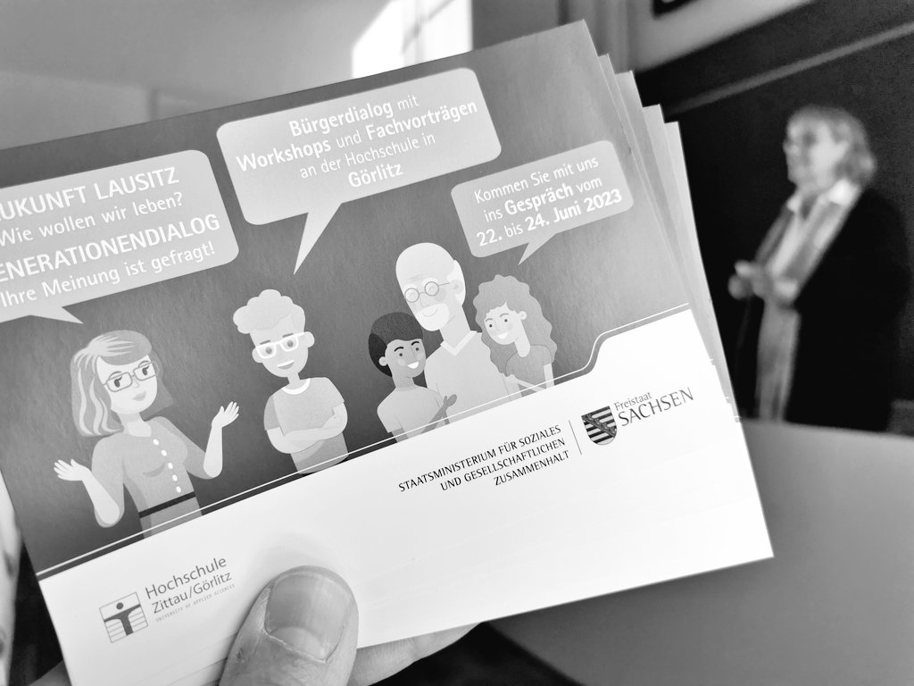 stufu_hszg's tweet photo. Landesseniorenbeauftragte Christiane Schifferdecker, @sms_sachsen stellt heute zu Beginn des Seniorenkollegs den nächsten #Generationendialog in #Sachsen am 22.-24.6. in #Görlitz vor. Mitveranstalter ist das GAT Institut der HSZG. Interessenten willkommen! (fs) https://t.co/xDaTaWKUNO