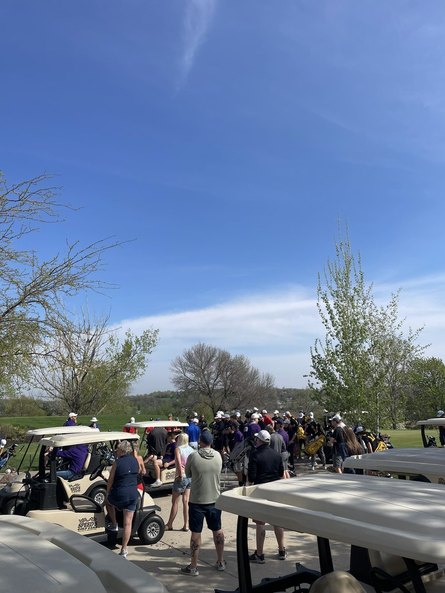 BVUGolf's tweet photo. Great day to get out and watch some #futurebeavers! Best of luck to all of those Iowa Golfers starting their post season ⛳️ https://t.co/NjSlvbYmSE