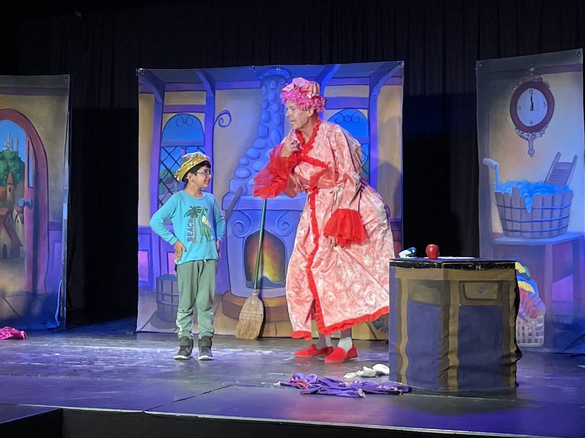 ESC_IsidreMarti's tweet image. Teatre d'anglès per cicle inicial: avui hem gaudit amb Cinderella, thank you @ipaproductions_  it was great fun!! 👏🏼👏🏼👠😉