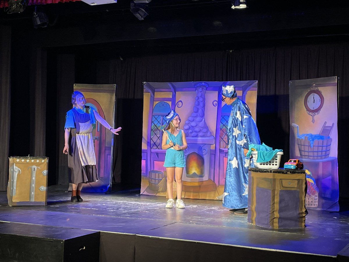 ESC_IsidreMarti's tweet image. Teatre d'anglès per cicle inicial: avui hem gaudit amb Cinderella, thank you @ipaproductions_  it was great fun!! 👏🏼👏🏼👠😉