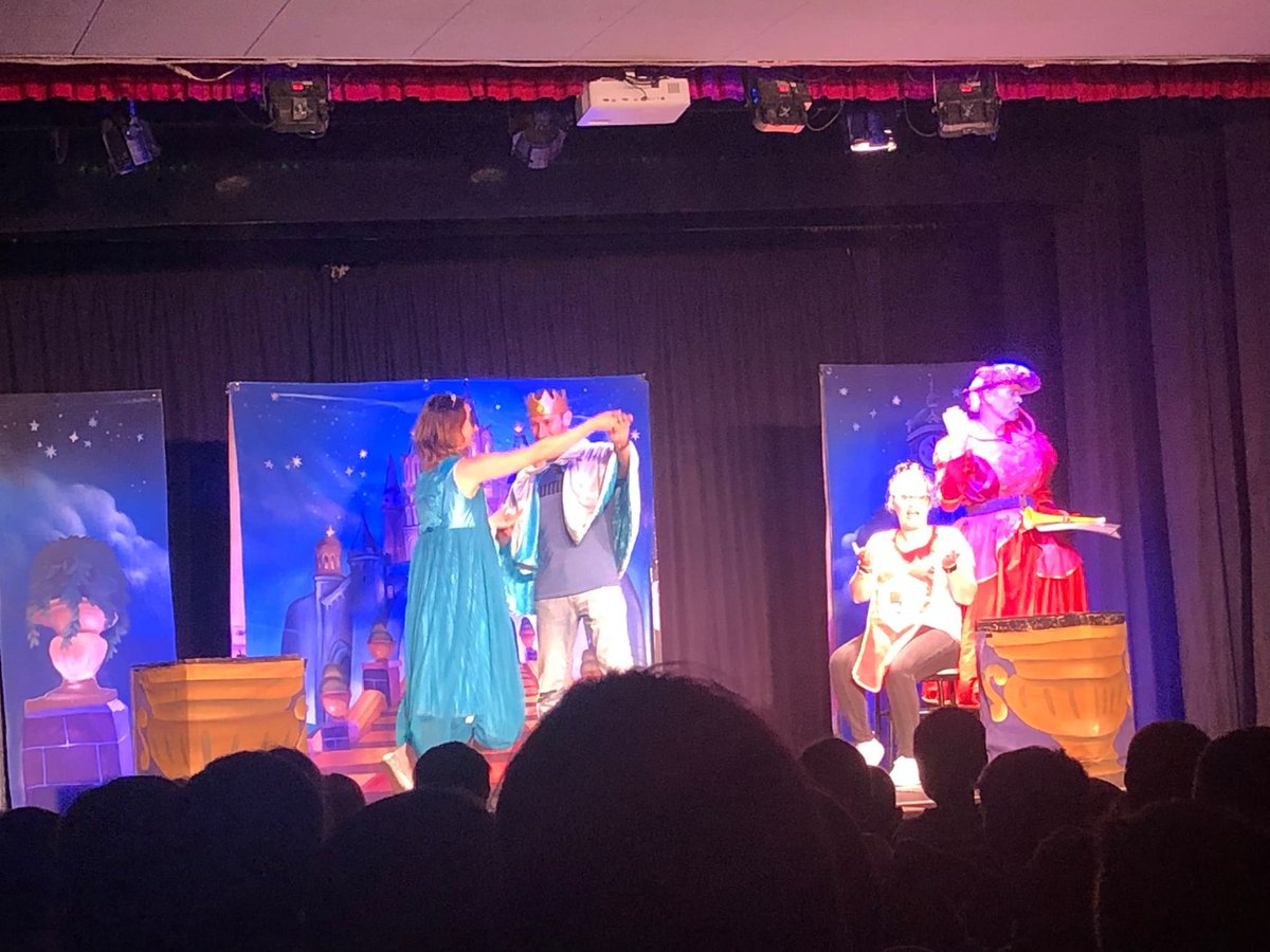 ESC_IsidreMarti's tweet image. Teatre d'anglès per cicle inicial: avui hem gaudit amb Cinderella, thank you @ipaproductions_  it was great fun!! 👏🏼👏🏼👠😉