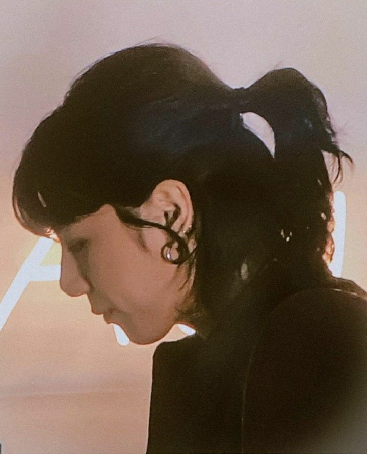 liskookspace's tweet photo. jungkook and lisa with ponytails https://t.co/BNyPHCpfmm