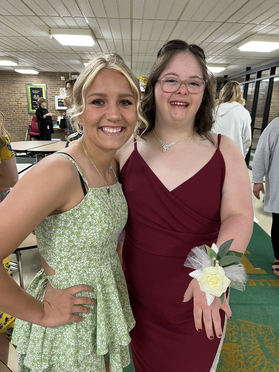 AlexaDaniels23's tweet photo. Last STARS prom with the most amazing people ever !! I love you guys so much !! You’re all going to do great things. @BVACoachRod @CALU_softball https://t.co/jza6S1xqp5