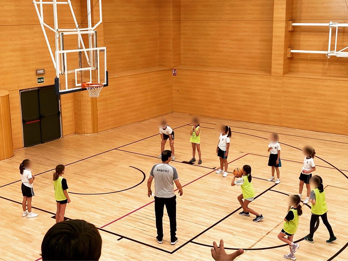 CAntoniorrobles's tweet photo. ¡Miniolimpiadas! Nos hemos divertido y esforzado y en algunos casos obtenido premio....¡Hay que seguir entrenando! 🤾🏻‍♂️⛹🏻‍♀️🏸⚽️🏒🏊🏻 #miniolimpiadas #diversion #deporteessalud https://t.co/0ZuIzE5YYM