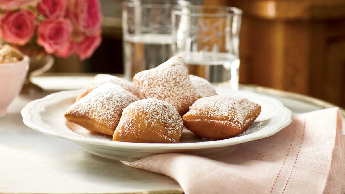 LexyBanx's tweet photo. WATCH: 32 New Orleans Classics for Mardi Gras. #foodrevolution #bake #cocktails https://t.co/eFjx9vCmkj https://t.co/rdOtMbrlSt