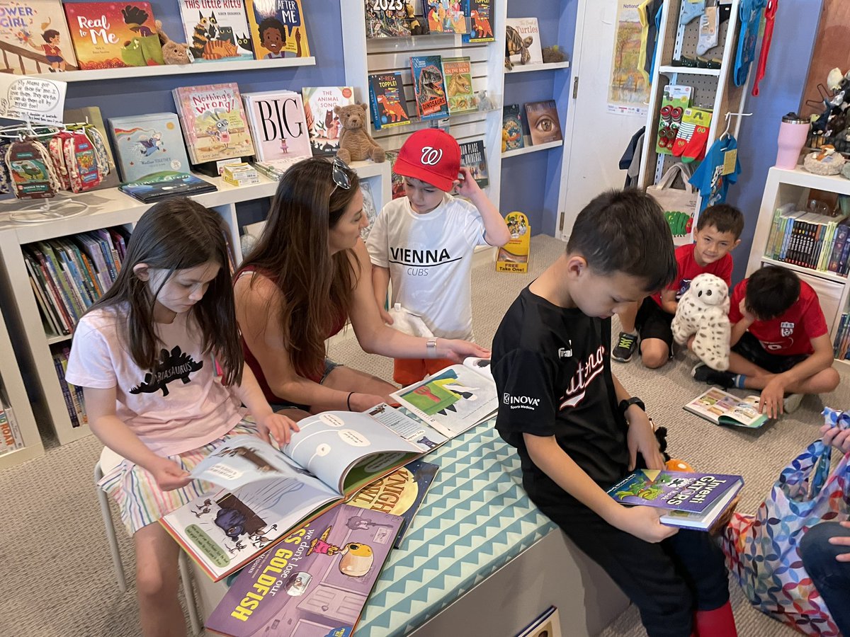 CPESspecialist's tweet photo. Cunningham Park visits Bards Alley Book Store to shop for books and raise money for our school! #cpesbelieves #cpesreads @BardsAlley https://t.co/Gl8uTL1sdd