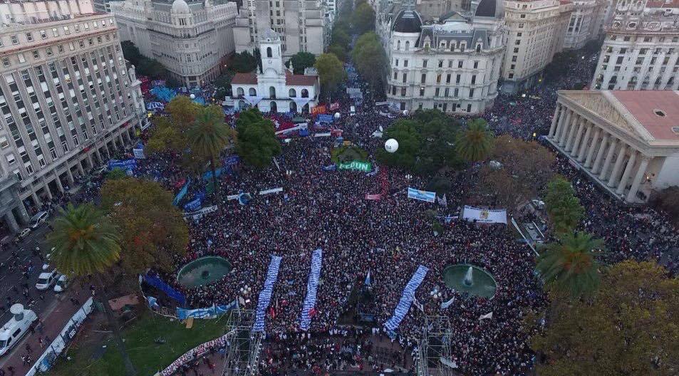 wadodecorrido's tweet photo. Hace 6 años salimos a la calle para rechazar el fallo de la Corte Suprema que beneficiaba con el 2x1 a los genocidas.

La misma Corte que ayer suspendió elecciones en dos provincias Argentinas.

La democracia siempre se defiende en las calles. https://t.co/GvDEbnt2fP