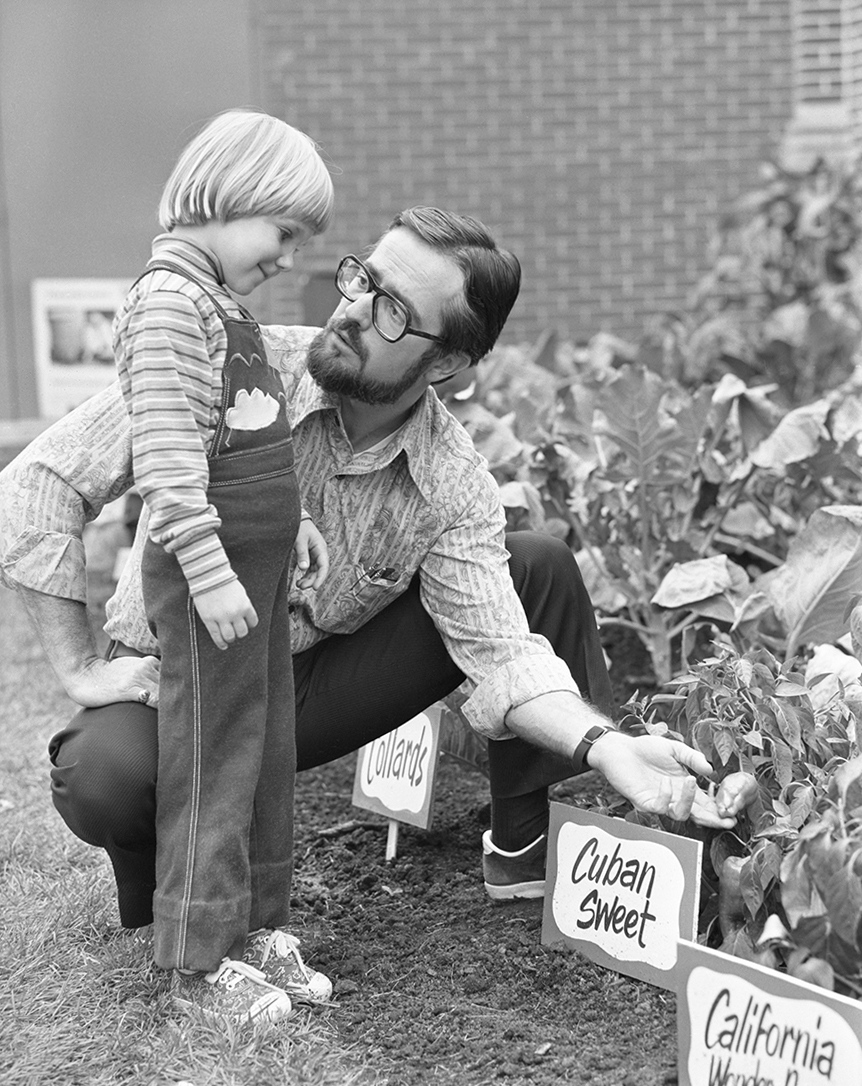 TheCHPF's tweet photo. What do you want to grow in your garden this year? 

This image is from our #CNE collection, which was digitized in partnership with the CNE Foundation and thanks to funding support from Library and Archives Canada. 

Image by Alexandra Studios, 1977 (MG5-F4449-I2) https://t.co/nfUyjpRWH2