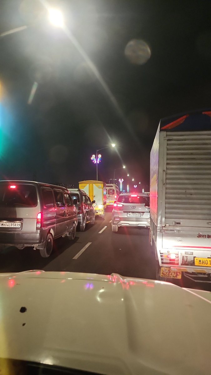 1 hour 25 min.. well managed traffic by Mumbai traffic 🚦⛔ police moved 250 meters .. chembur Santacruz flyover