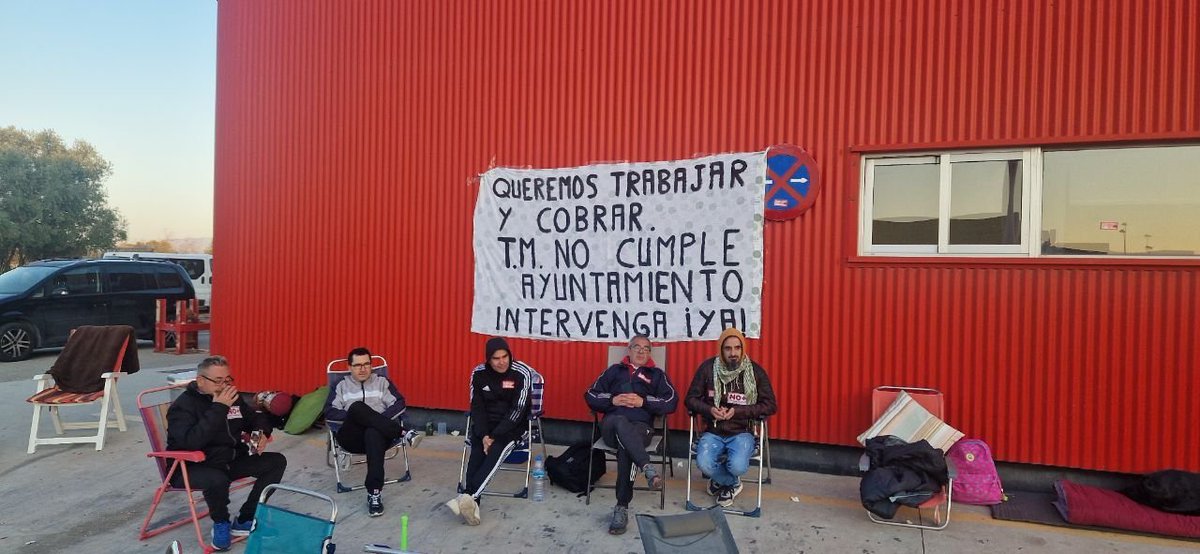 ionebelarra's tweet photo. El servicio de autobuses urbanos de Murcia depende de una concesionaria que no paga a sus trabajadores y que ahora pretende recortarles un 42% su salario. Por eso los trabajadores han parado para reclamar sus derechos. Todo nuestro apoyo.

Es urgente remunicipalizar el servicio. https://t.co/PvgByvCrx1