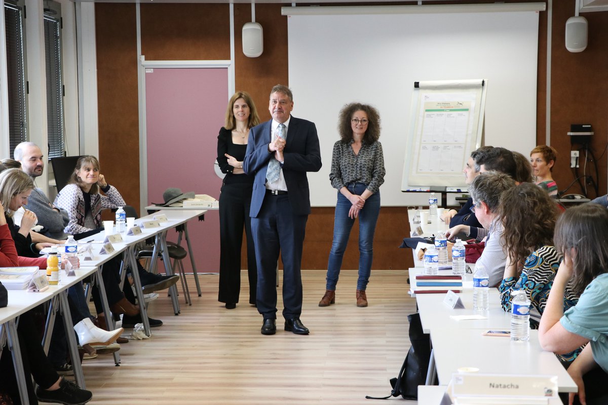 AcCreteil's tweet photo. 📚 Les 36 membres du jury du prix littéraire des enseignants de l'@AcCreteil se réunissent aujourd'hui au rectorat sous la présidence de Vincent Almendros pour choisir le roman qui sera primé. Rendez-vous dans quelques heures pour connaître le résultat ! https://t.co/ew8Z2yi46q