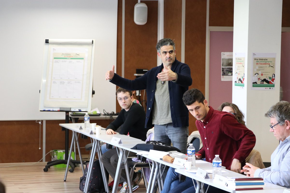 AcCreteil's tweet photo. 📚 Les 36 membres du jury du prix littéraire des enseignants de l'@AcCreteil se réunissent aujourd'hui au rectorat sous la présidence de Vincent Almendros pour choisir le roman qui sera primé. Rendez-vous dans quelques heures pour connaître le résultat ! https://t.co/ew8Z2yi46q