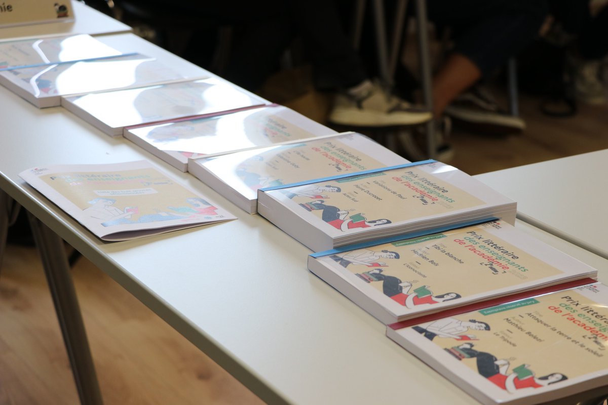 AcCreteil's tweet photo. 📚 Les 36 membres du jury du prix littéraire des enseignants de l'@AcCreteil se réunissent aujourd'hui au rectorat sous la présidence de Vincent Almendros pour choisir le roman qui sera primé. Rendez-vous dans quelques heures pour connaître le résultat ! https://t.co/ew8Z2yi46q