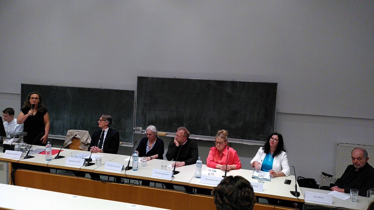 UnterbauUniWien's tweet photo. Es geht los! Jetzt live die Podiumsdiskussion "Was braucht nachhaltige Forschung und Lehre an unserer Alma Mater?" Wir sind gespannt und berichten  ... #fairstattprekär, #BessereUnis, #Ichbinhanna https://t.co/jiaKZnYzwc