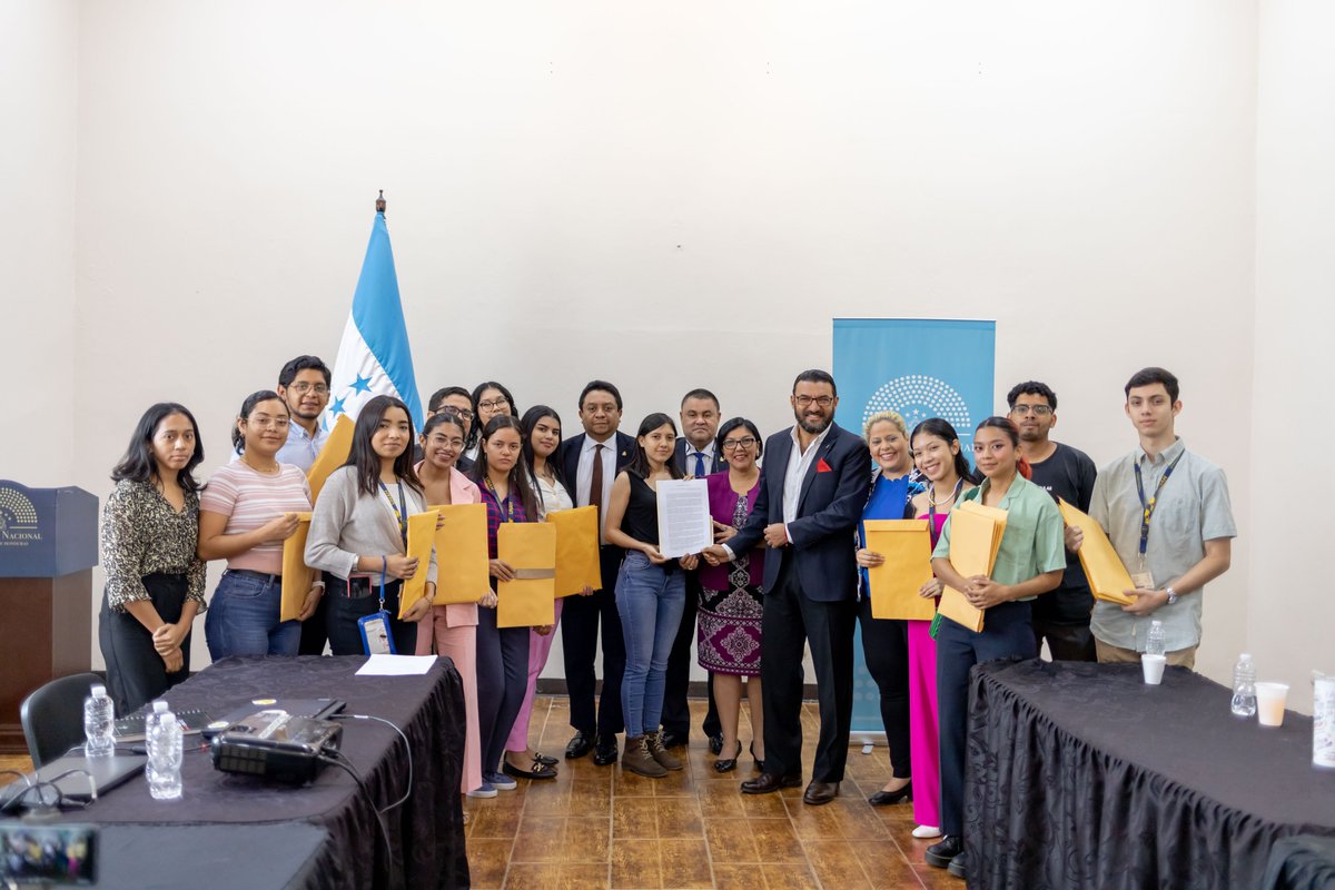 podes_unah's tweet photo. ¡POR EL RESCATE DE LA UNAH!

El día de ayer hicimos entrega al Congreso Nacional de la propuesta del Anteproyecto de Ley trabajada por el sector estudiantil para dar una solución a la crisis institucional, académica y de legitimidad que se vive en nuestra máxima casa de estudios. https://t.co/73UxwRdRKh