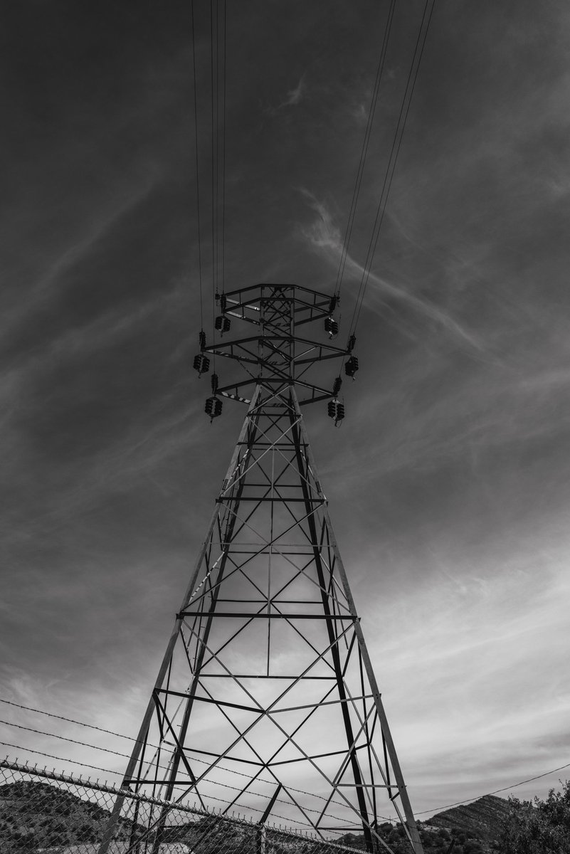 HomEditz's tweet photo. "Perspective"

#photography #monochrome #sky #landscapephotography #leicaq2 https://t.co/tz7TEyDpWM