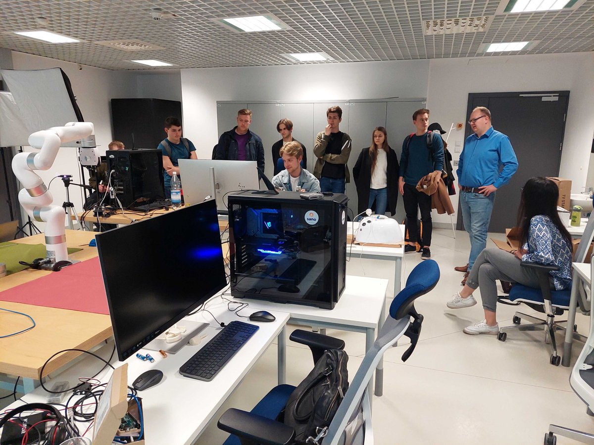 Dziś <a href="/AGH_Krakow/">AGH Kraków</a> AI DAYS: Sztuczna Inteligencja w życiu inżyniera - cztery warsztaty miały miejsce w #SanoScience i były prowadzone przez naszych naukowców📷

#AI #VR #computationalmedicine