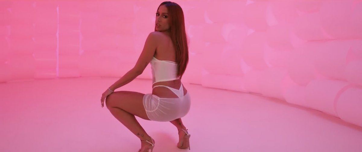 AnittaPress's tweet photo. The “Vai Vendo” music video is out now on YouTube. https://t.co/ymba6i1LBp