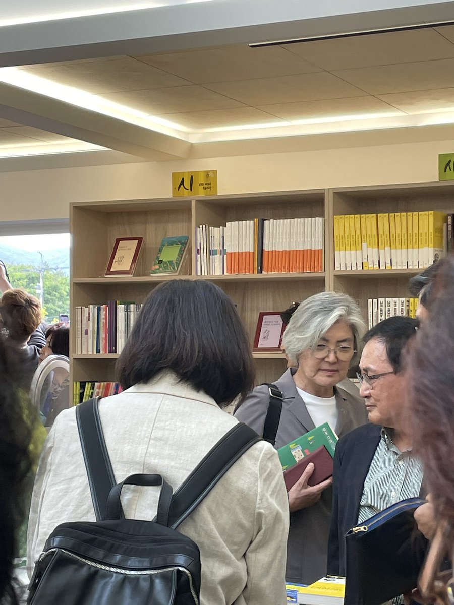 너무 반가운 강경화 외교부장관과 유영민 비서실장이 다녀가셨네요! 평산책방 개점이후 주목할만한 인사들의 방문입니다. 두분은 사진으로만 뵈도 믿음직한 분들입니다. 이런 분들이 정치를 하면 좋은데 정치판이 기대수준에 못미치니 아마도 국민들께서 찾으신다면 가능할 것입니다.